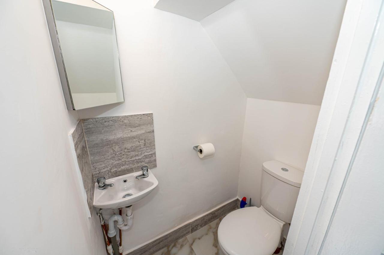 4 Bedrooms,2 Bathrooms House With Free Parking Plumstead  Buitenkant foto