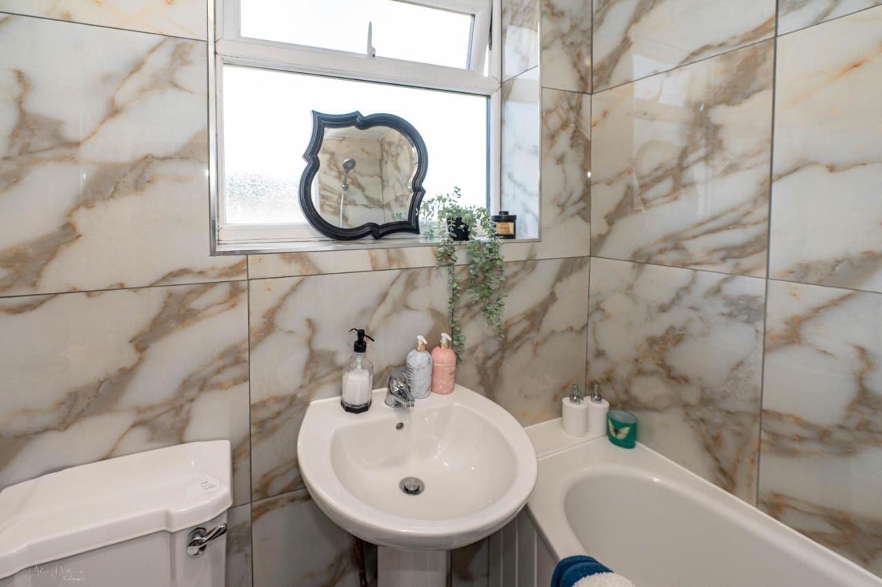 4 Bedrooms,2 Bathrooms House With Free Parking Plumstead  Buitenkant foto