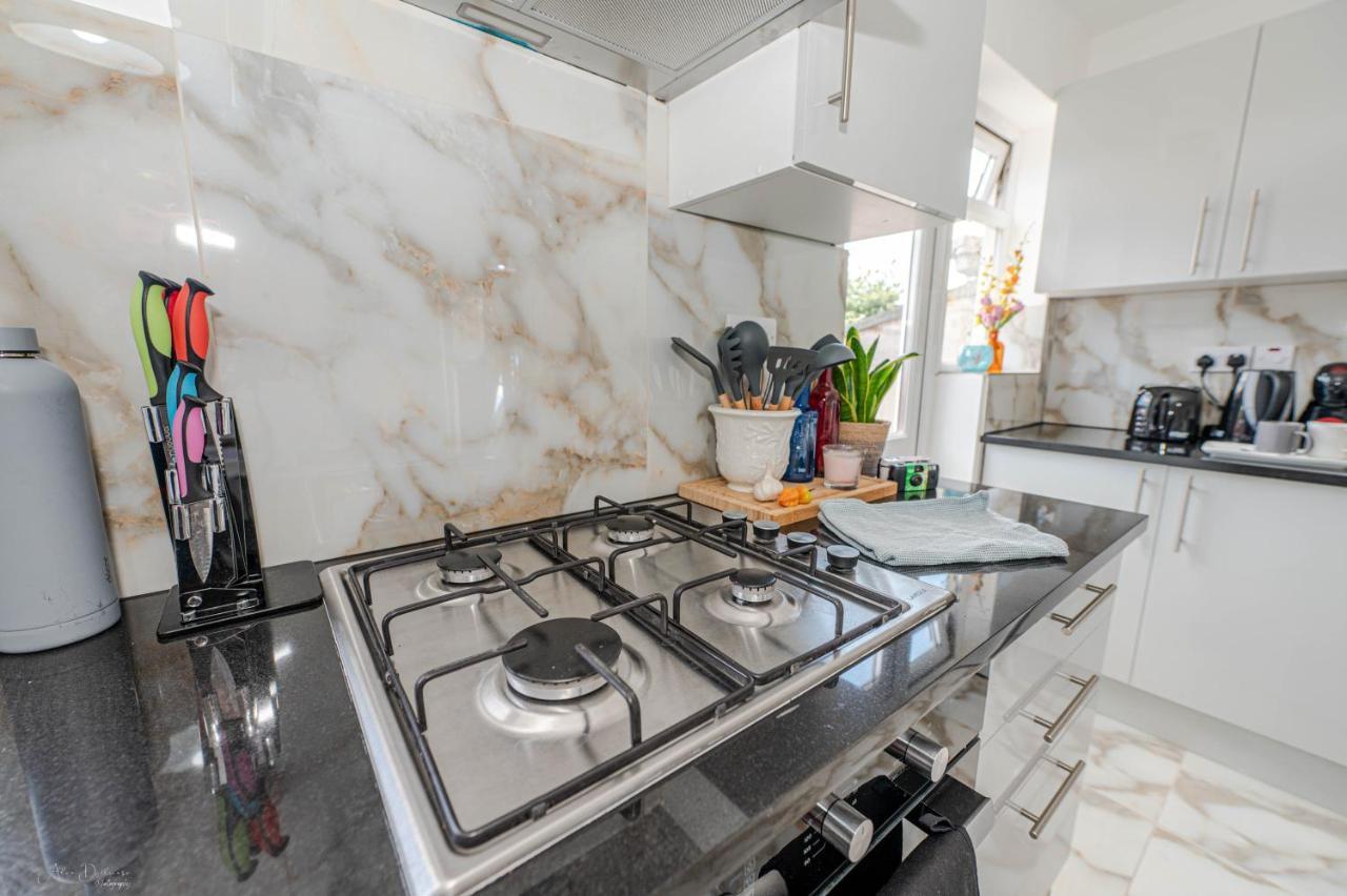 4 Bedrooms,2 Bathrooms House With Free Parking Plumstead  Buitenkant foto