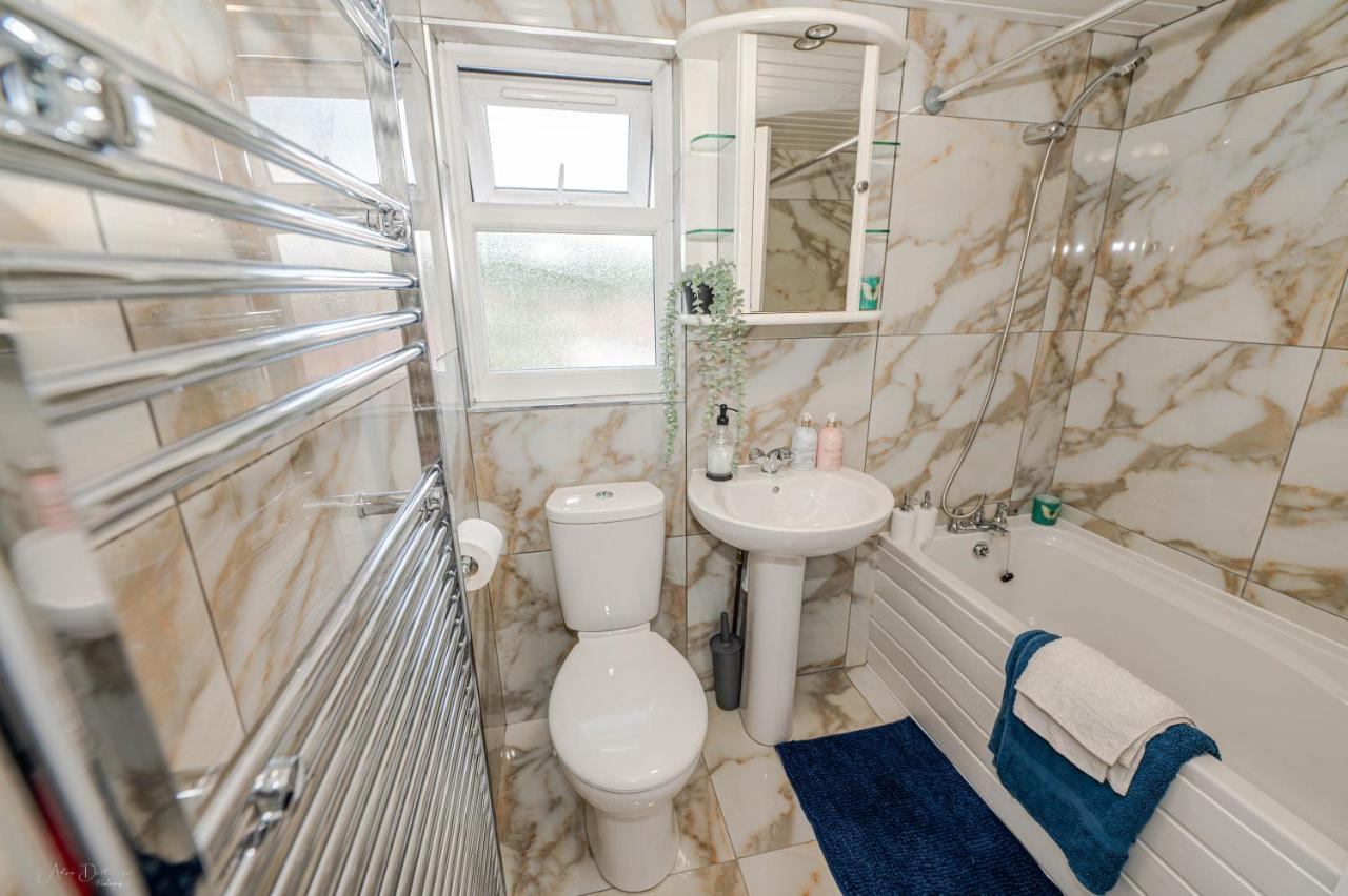 4 Bedrooms,2 Bathrooms House With Free Parking Plumstead  Buitenkant foto