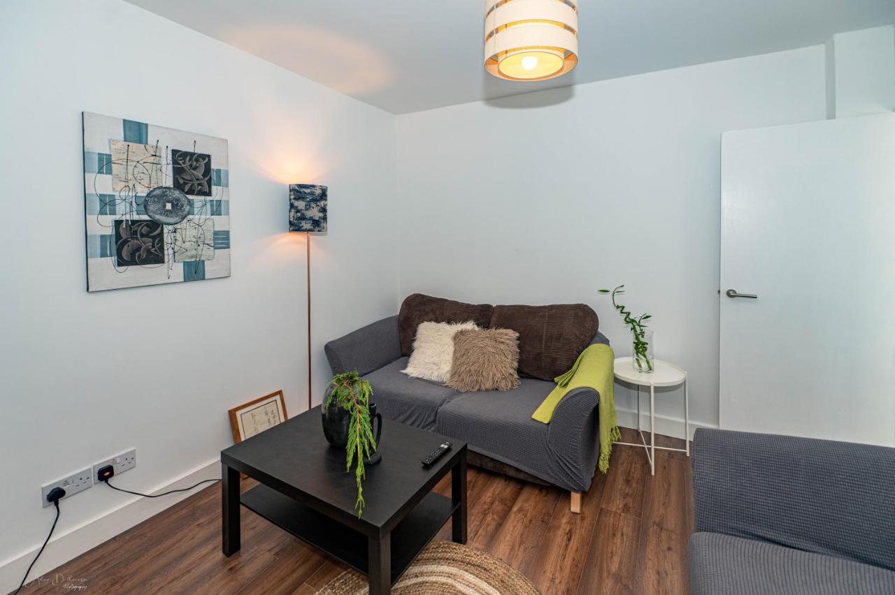 4 Bedrooms,2 Bathrooms House With Free Parking Plumstead  Buitenkant foto