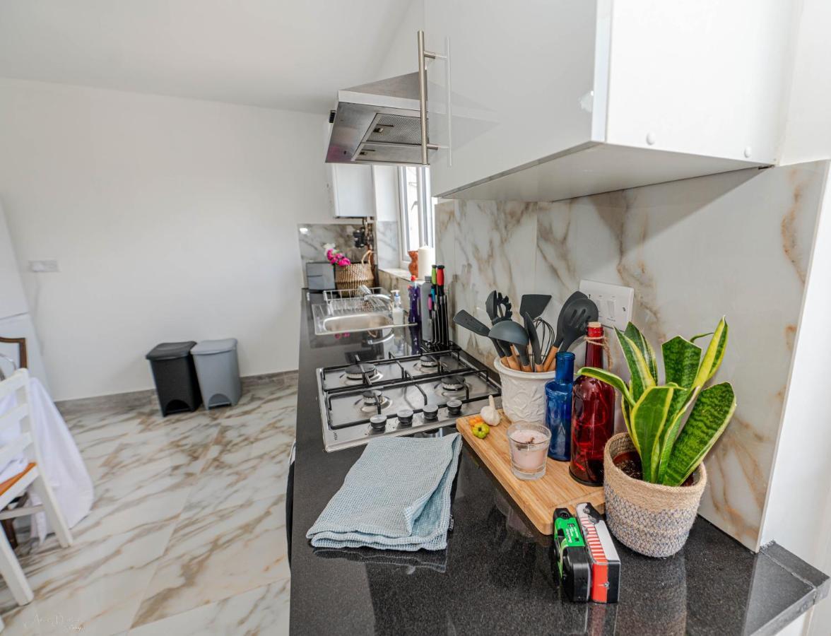 4 Bedrooms,2 Bathrooms House With Free Parking Plumstead  Buitenkant foto