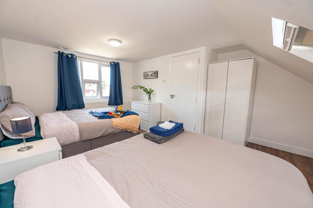4 Bedrooms,2 Bathrooms House With Free Parking Plumstead  Buitenkant foto