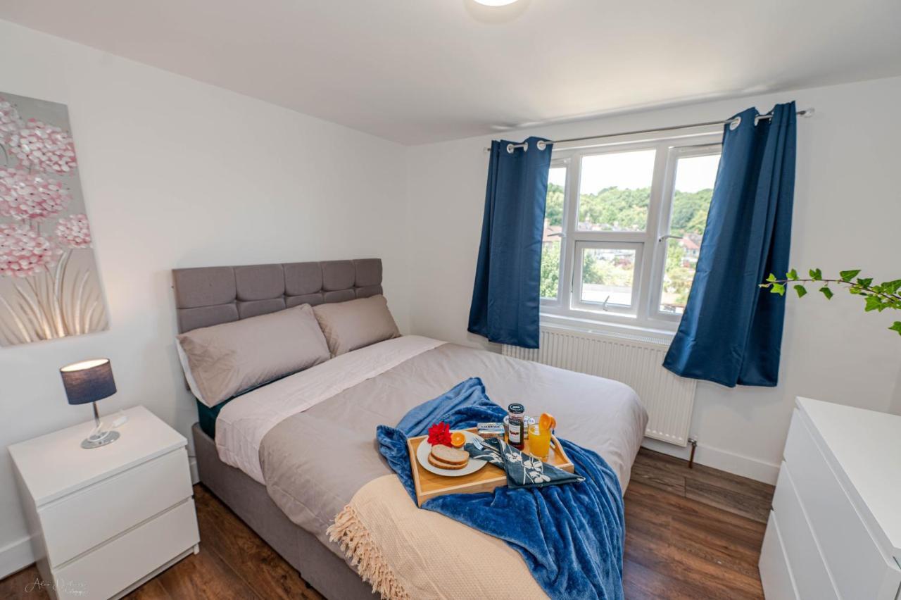 4 Bedrooms,2 Bathrooms House With Free Parking Plumstead  Buitenkant foto