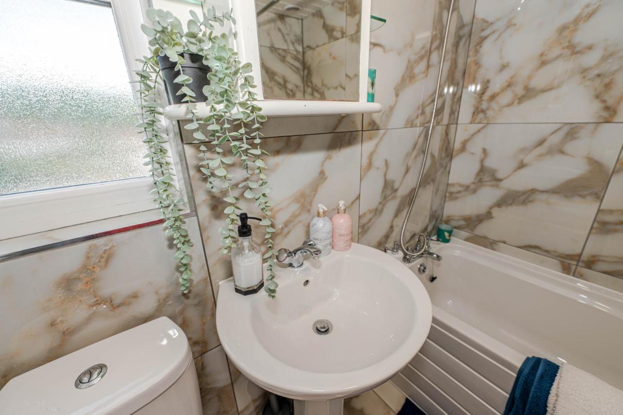 4 Bedrooms,2 Bathrooms House With Free Parking Plumstead  Buitenkant foto