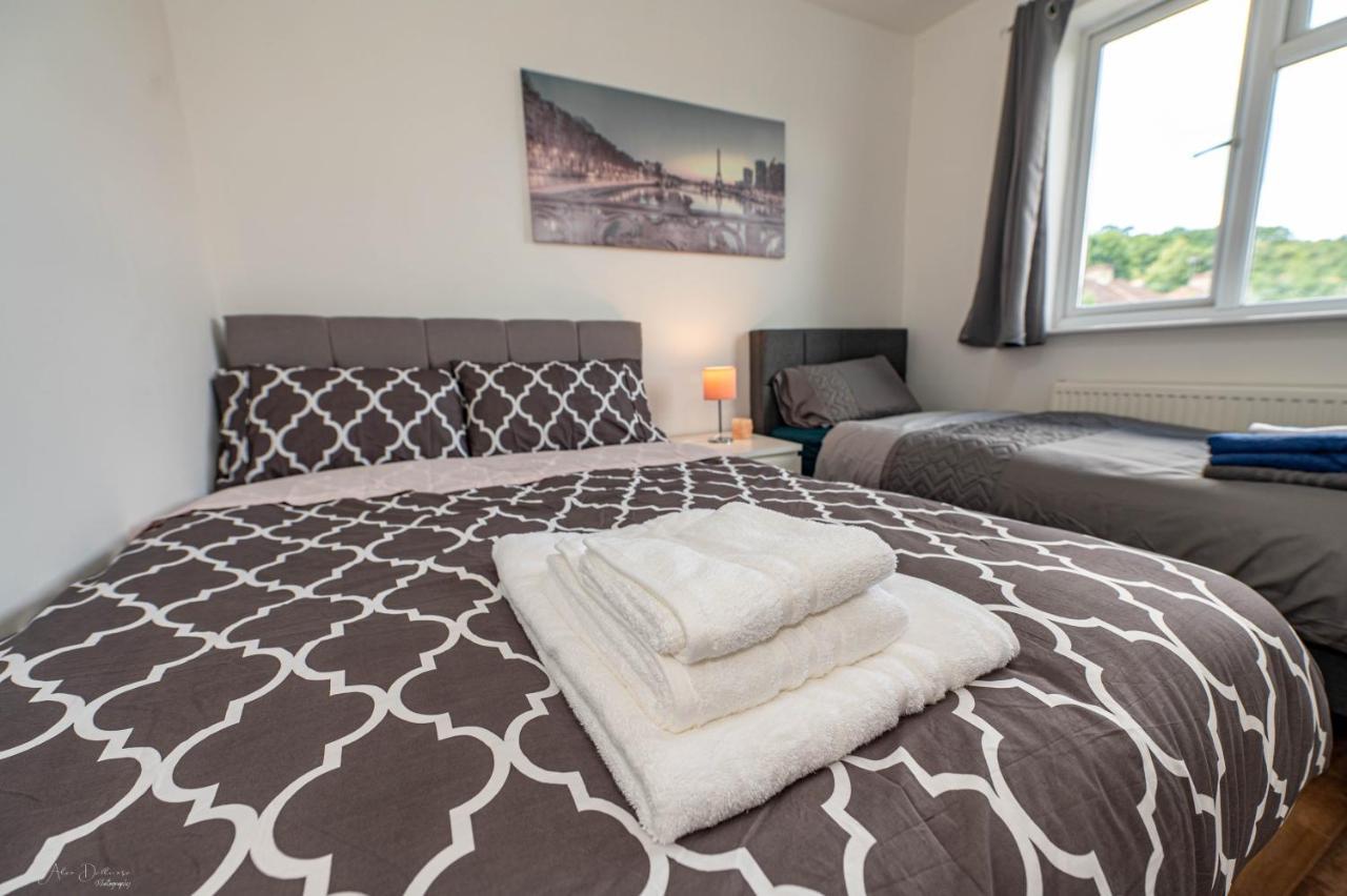 4 Bedrooms,2 Bathrooms House With Free Parking Plumstead  Buitenkant foto