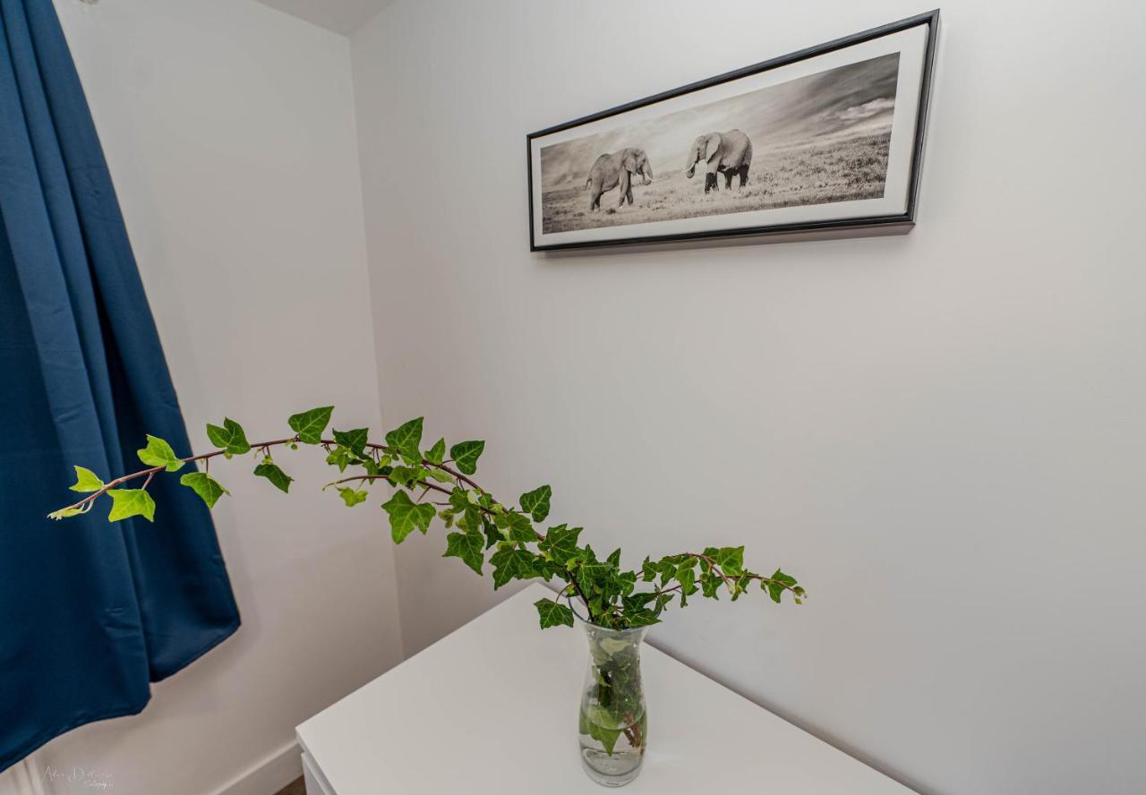 4 Bedrooms,2 Bathrooms House With Free Parking Plumstead  Buitenkant foto