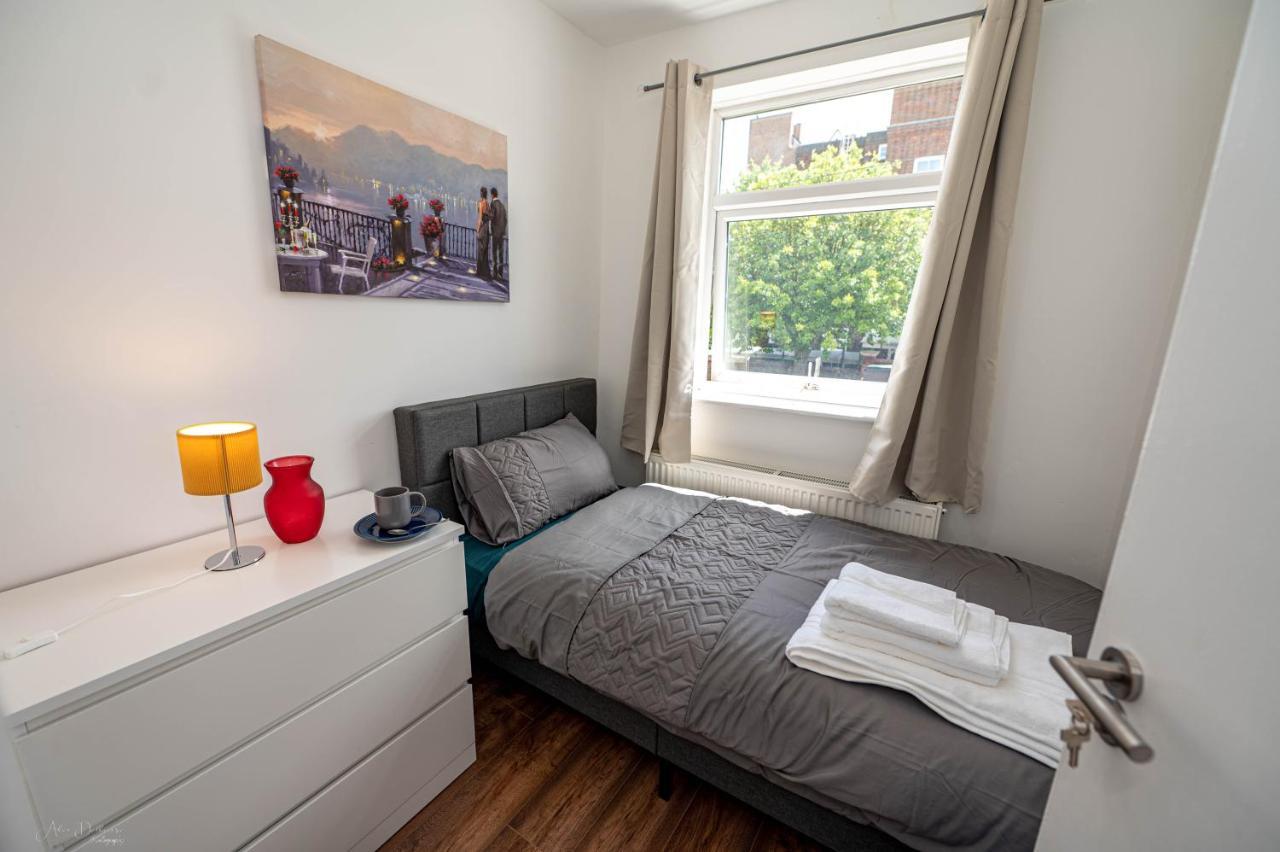 4 Bedrooms,2 Bathrooms House With Free Parking Plumstead  Buitenkant foto