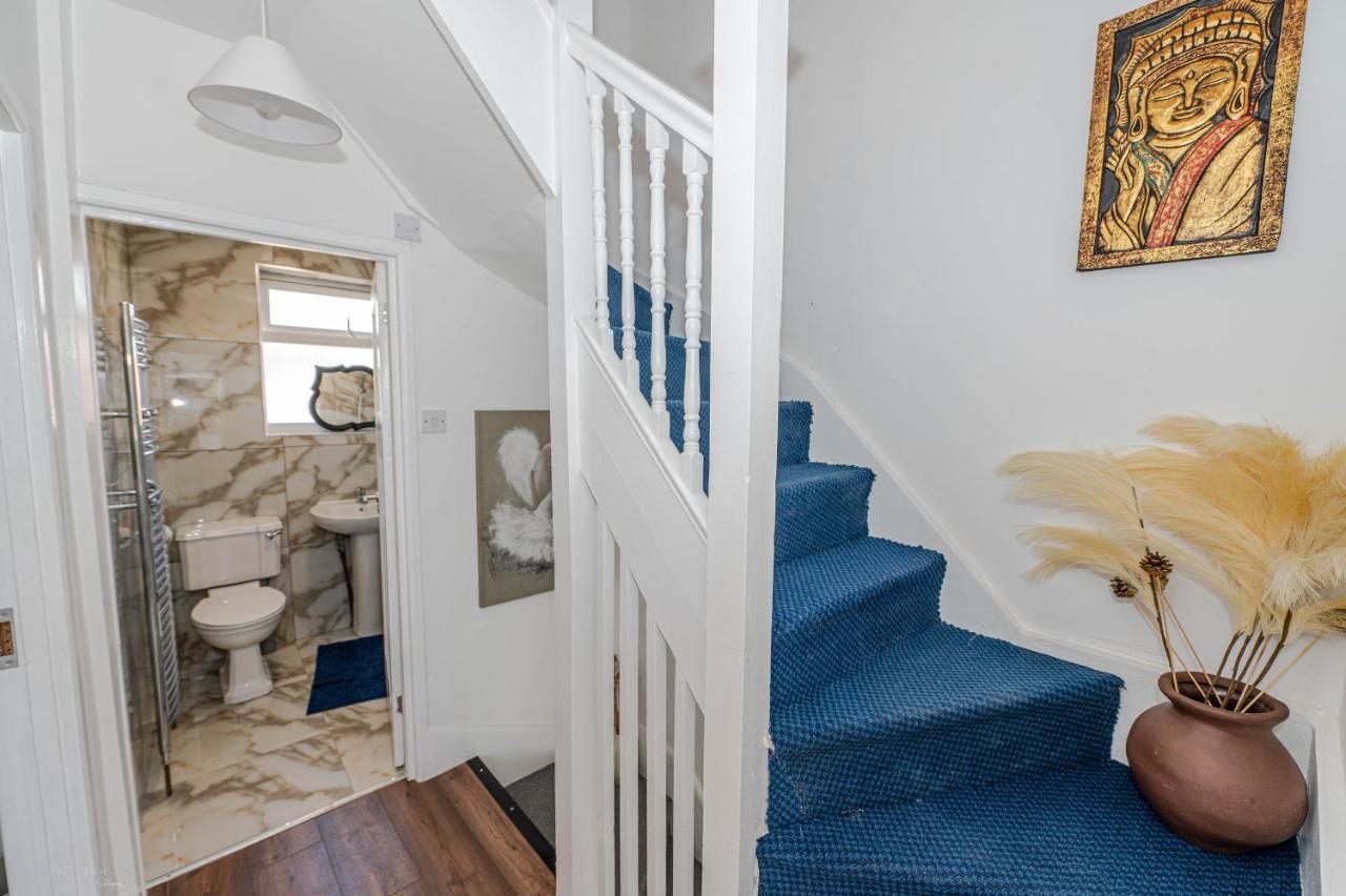 4 Bedrooms,2 Bathrooms House With Free Parking Plumstead  Buitenkant foto