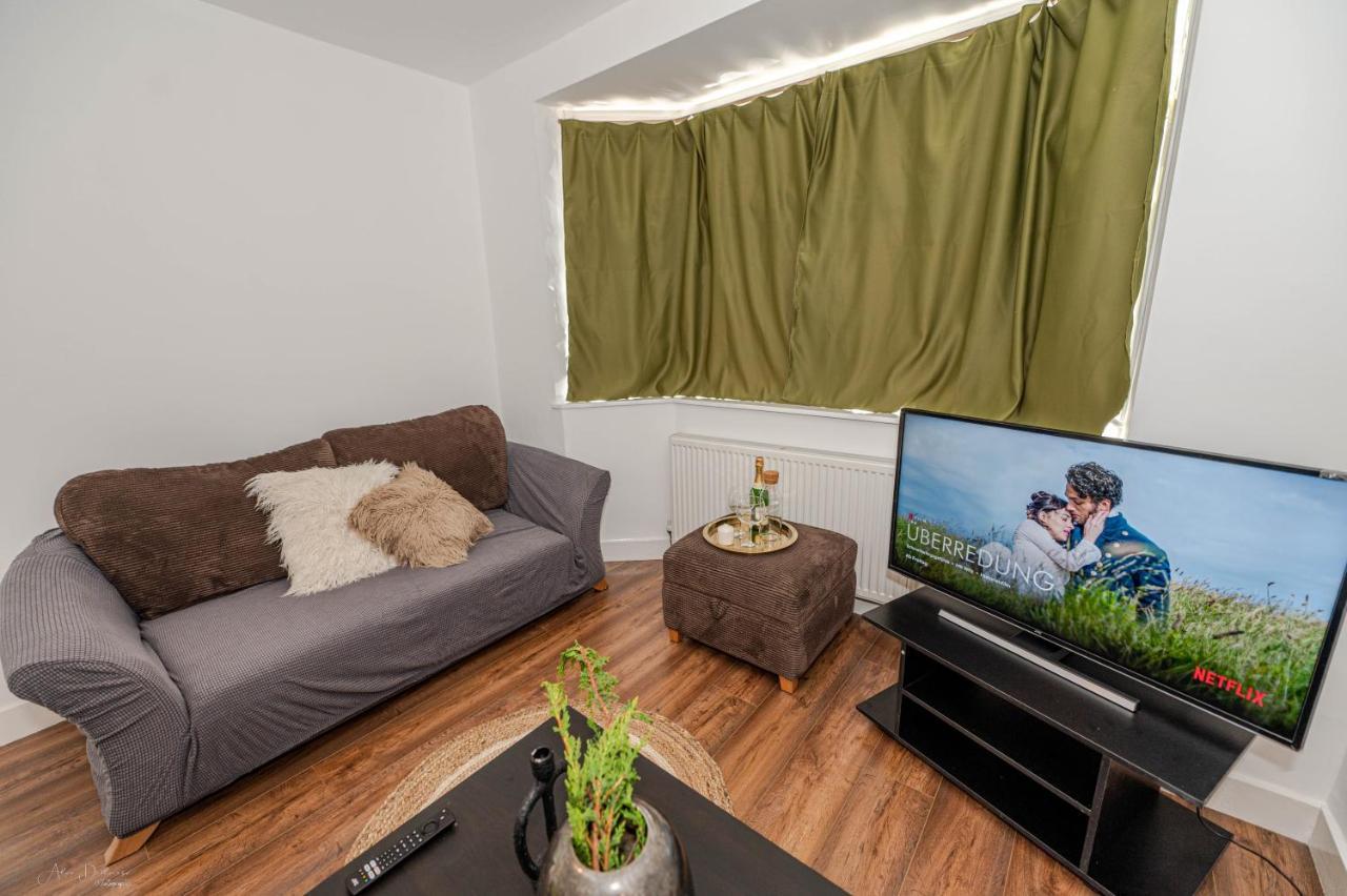 4 Bedrooms,2 Bathrooms House With Free Parking Plumstead  Buitenkant foto