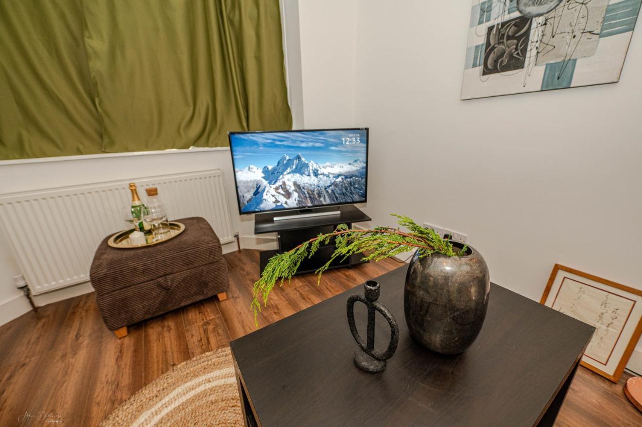 4 Bedrooms,2 Bathrooms House With Free Parking Plumstead  Buitenkant foto